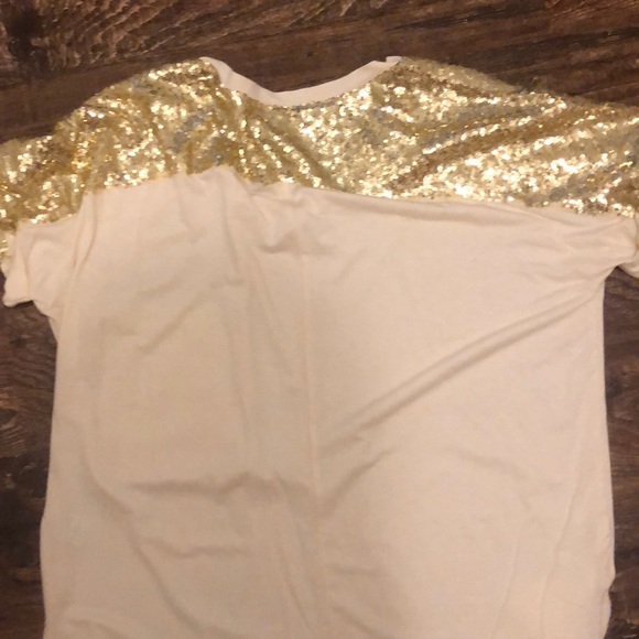 Size medium, but fits like a small - Picture 3 of 3